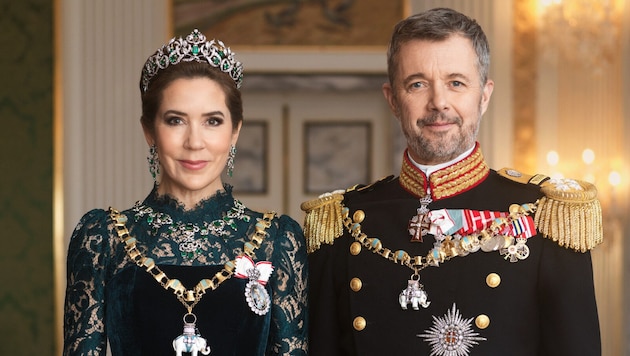 Kraliçe Mary ve Kral Frederik, kendilerini en önemli nişanlar ve çok iyi korunan taç mücevherleriyle gösteren ilk resmi portreleriyle heyecan yaratıyor. (Bild: Steen Evald, Kongehuset ©)