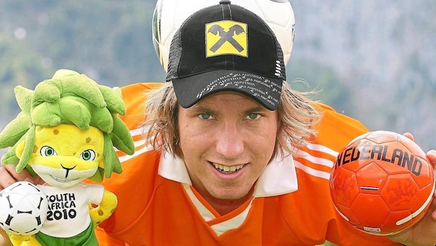 Marcel Hirscher stand schon 2010 bei einem „Krone“-Fototermin vor der Fußball-WM das orange Dress von Holland sehr gut. (Bild: Kronen Zeitung/Andreas Tröster)