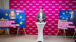 Parteichefin Beate Meinl-Reisinger und Spitzenkandidat Helmut Brandstätter auf den NEOS-Plakaten für die EU-Wahl  (Bild: APA/EVA MANHART)