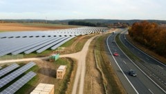 In Deutschland gehören PV-Flächen neben den Autobahnen schon länger zum Landschaftsbild. (Bild: IBC Solar GmbH)