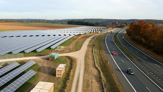 In Germany, PV areas next to highways have long been part of the landscape. (Bild: IBC Solar GmbH)