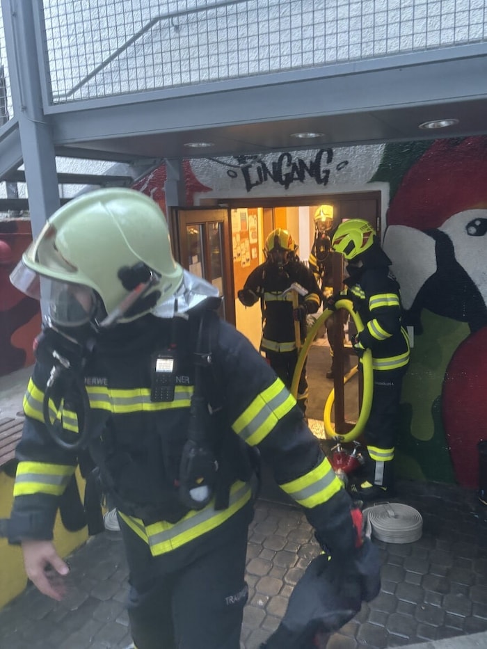 Die FF Puchenau setzte zu Erkundung zwei Atemschutztrupps ein