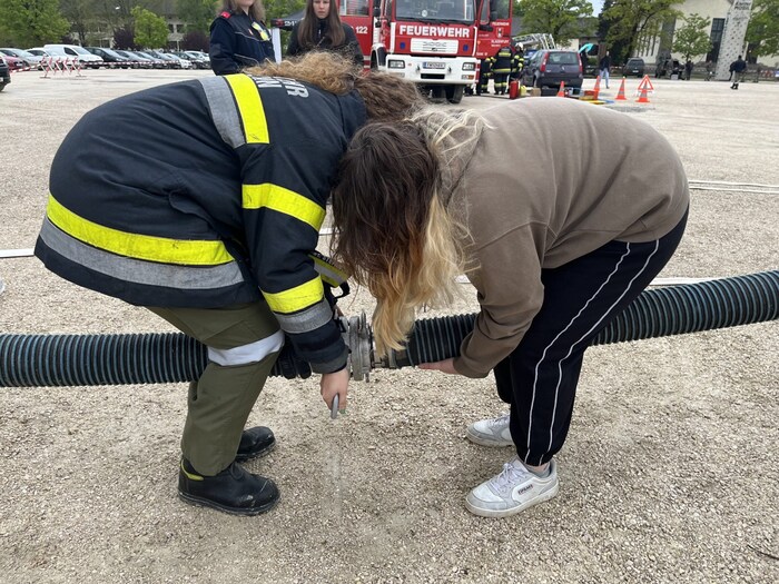 Im vollen Einsatz bei der Feuerwehr.