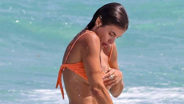 Elisabetta Canalis a miami strandon nehezen viselte a bikinit. Veszélyesen pici volt a felsője! (Bild: www.PPS.at, Krone KREATIV)