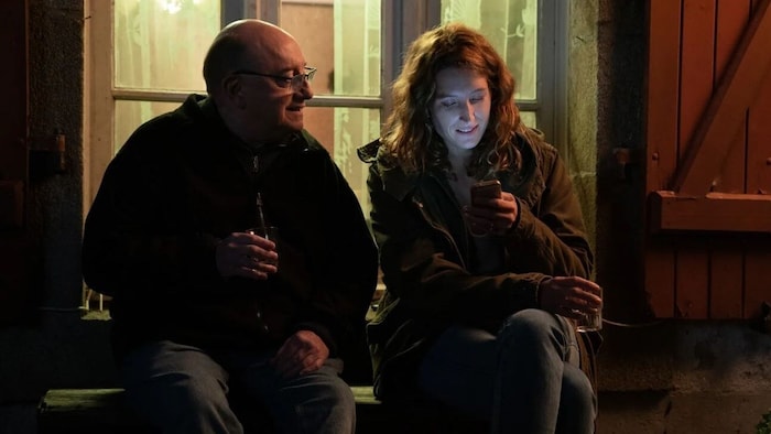 Als Émile (Michael Blanc) in der Schule von Alice (Julia Piaton) auftaucht, ist diese sichtlich ...