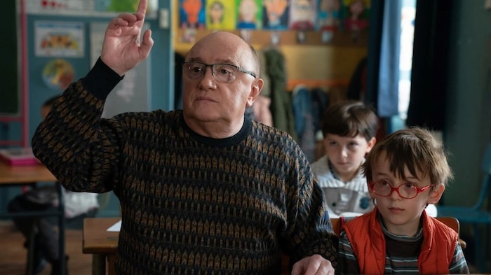 Émile ist Analphabet und möchte mit 65 Jahren endlich lesen und schreiben lernen.