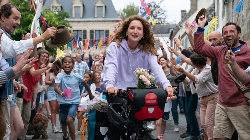 Alice (Julia Piaton) ist Lehrerin und Bürgermeistern im Herzen der Bretagne.   (Bild: ADNP – Zinc – France 3 Cinéma – Photo Stéphanie Branchu)