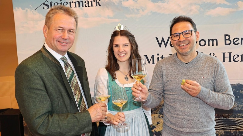 Stefan Potzinger, Wine Princess Marlene, President of the Chamber of Agriculture Franz Titschenbacher (Bild: Christian Jauschowetz)