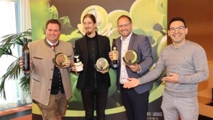 So sehen Sieger aus!  Wein Steiermark-Chef Stefan Potzinger (re.) präsentiert Gustav Schneeberger,  Reinhard Muster und Walter Frauwallner (v. li.) (Bild: Christian Jauschowetz)