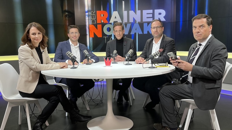 Corinna Scharzenberger (ÖVP), Kai Jan Krainer (SPÖ), Christian Hafenecker (FPÖ) és David Stögmüller (Zöldek) szerda este részt vettek a krone.tv "Rainer Nowak Talk" című műsorában. (Bild: krone.tv)