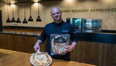 Thomas Sandhofer hat die Pizza kreiert und ist davon überzeugt: „Du wirst keine bessere Tiefkühlpizza bekommen.“ (Bild: Charlotte Titz)