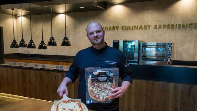 Thomas Sandhofer created the pizza and is convinced: "You won't get a better frozen pizza." (Bild: Charlotte Titz)