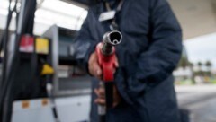 Die Wirtschaft schwächelt weltweit – und damit auch die Nachfrage nach Rohöl. Einmal mehr muss die OPEC seine Prognose nach unten korrigieren. (Bild: APA/AFP/Pablo VERA)