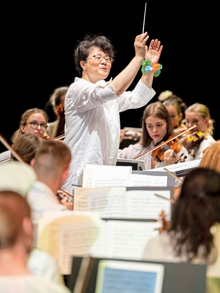 Mei-Ann Chen conducts the young orchestra