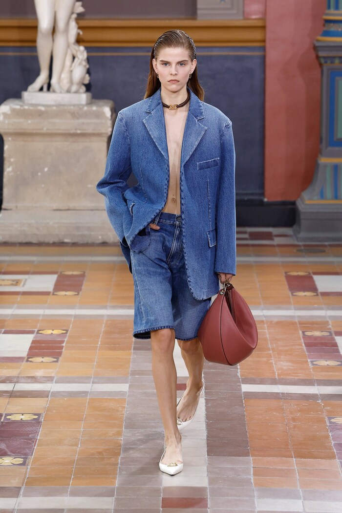 Valentino mischte den eleganten Blazer-Look mit lässigem Jeans-Stoff.