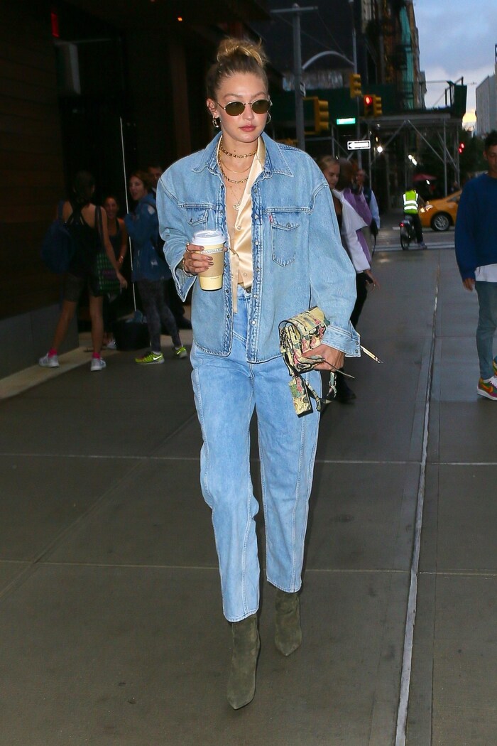 Model-Schwestern Gigi und Bella Hadid zeigten sich schon in den letzten Jahren in den zeitlosen Klassiker.-Teilen.