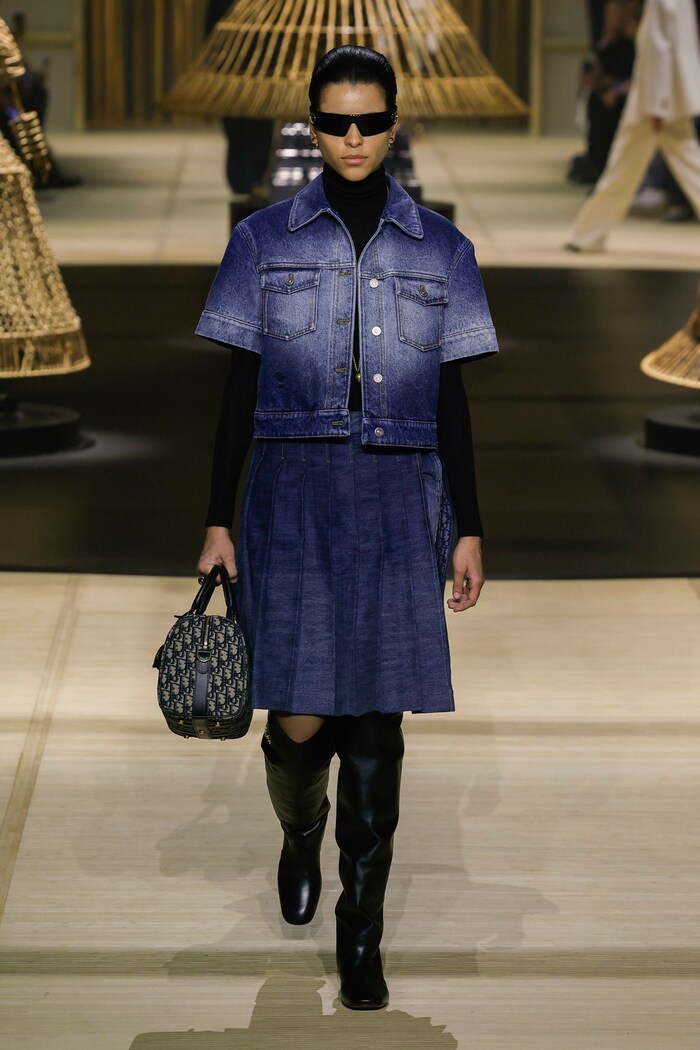 Diese Jeansjacke mit kurzen Ärmel von Dior ist schon perfekt für den Sommer.