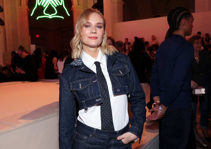 Diese sehr knappe Jeans-Jacke kombinerte Diane Kruger mit einer schicken Krawatte.