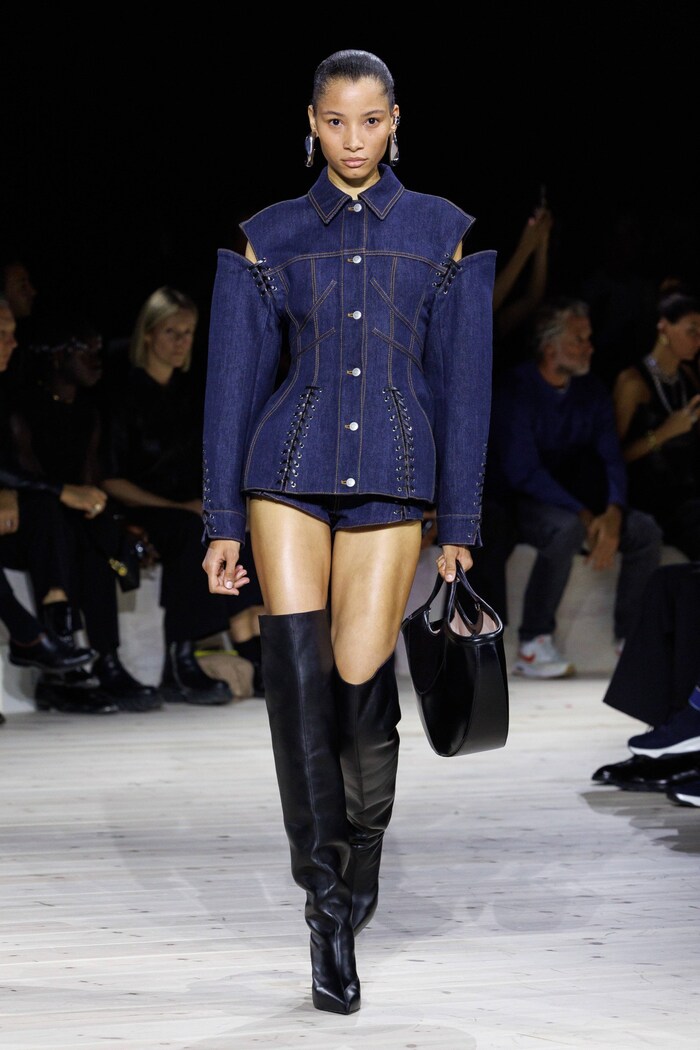 Diese Jeans-Jacke aus Alexander McQueens Frühjahrs/Sommerkollektion ist ein echter Hingucker.