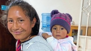 Eine Mutter und ihr Kind warten auf eine Augenuntersuchung. (Bild: Dr. Masats)