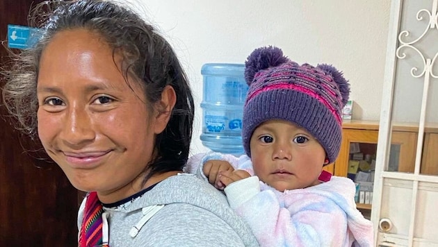 Eine Mutter und ihr Kind warten auf eine Augenuntersuchung. (Bild: Dr. Masats)