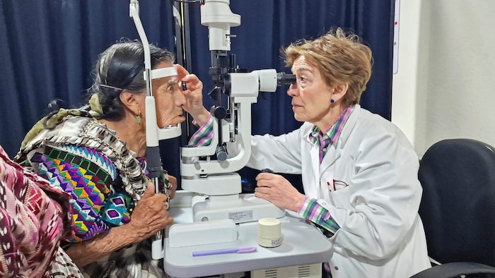 Dr. Masats untersucht eine Patientin vor der Operation.