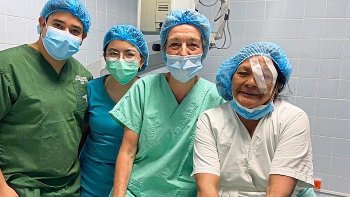 Die Ärztin mit jungen, guatemaltekischen Kollegen und einer Patientin nach einer gelungenen ...