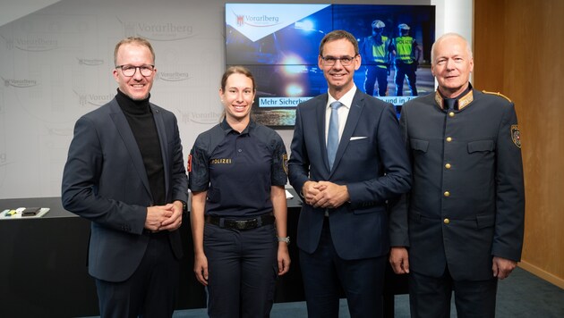 Christian Gantner, Markus Wallner und Landespolizeidirektor Hans-Peter Ludescher präsentierten „das Gesicht der Sicherheit“, Nina Leitgeb. (Bild: VLK/Serra)