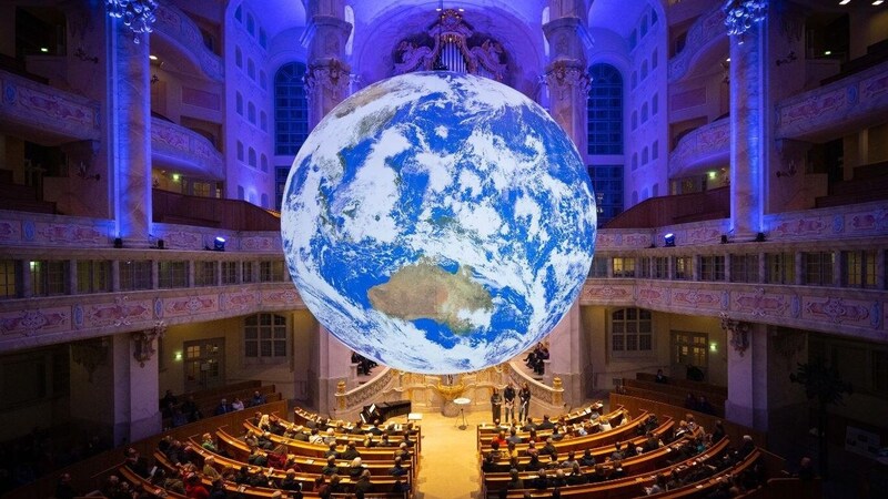 Weltkugel-Installation „Gaia“, (Bild: Oliver Killig)