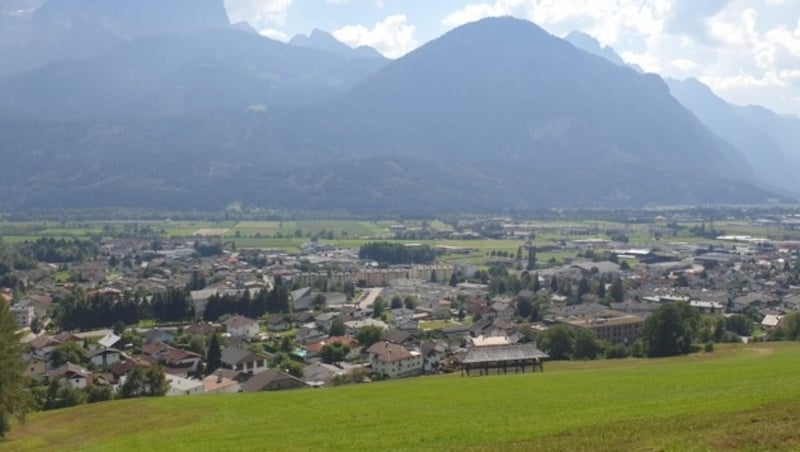 Bei der Wanderung auf den Nußdorfer Berg überblickt man den Lienzer Talboden und die Gemeinde. (Bild: Martin Oberbichler)