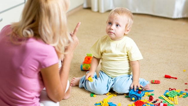 Eine Frau mit einem Kleinkind (Bild: stock.adobe.com – Oksana Kuzmina)