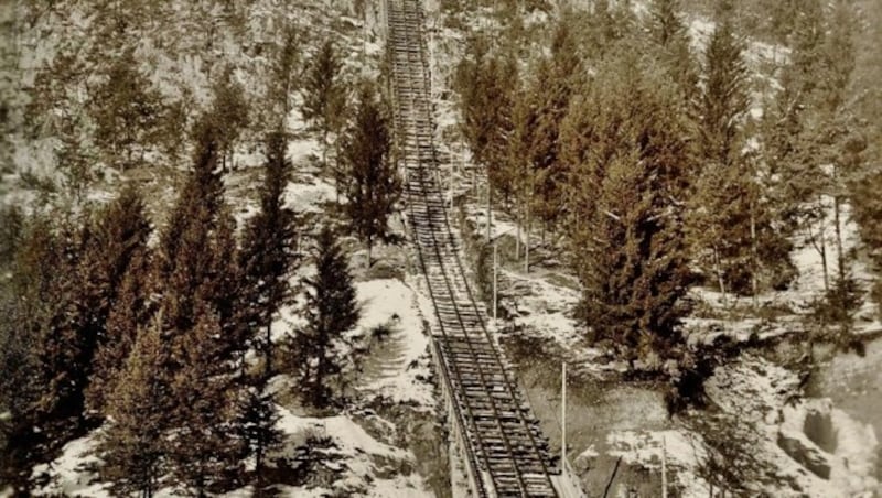 Der Transport der Druckrohre erfolgte über eine eigene „Leiter“. (Bild: Archiv Jenbacher Museum)