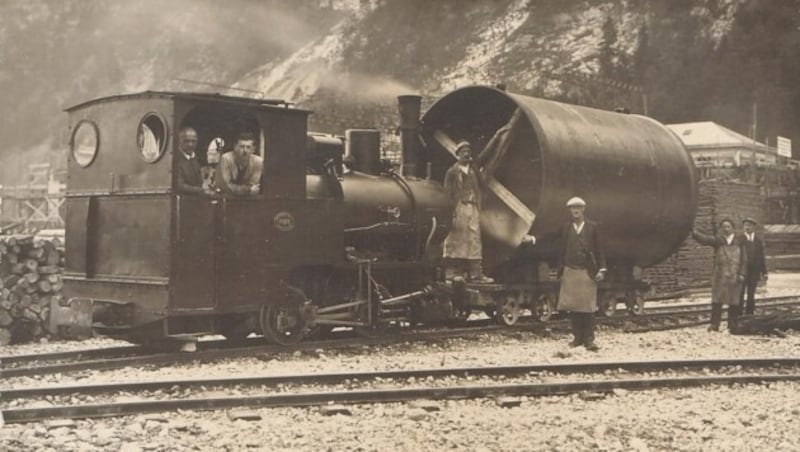 Materialtransport per Zug auf eigens errichteten Schienen. (Bild: Archiv Jenbacher Museum)