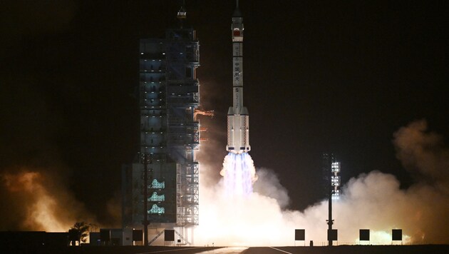 The spaceship "Shenzhou 18" with three men on board lifted off from the Jiuquan spaceport in the Gobi Desert. (Bild: AFP/Greg Baker)