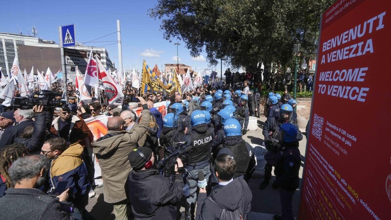 Als die Polizei die Masse stoppen wollte, kam es zu Zusammenstößen. (Bild: AP/Luca Bruno)