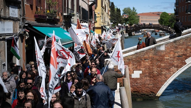 The organizers of the protests moved the demonstration to tourist hubs without a permit. (Bild: AFP/MARCO BERTORELLO)