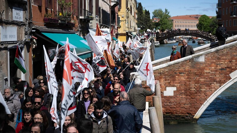 Die Organisatoren der Proteste verlegten die Demonstration ohne Bewilligung zu Knotenpunkten für Touristen. (Bild: AFP/MARCO BERTORELLO)