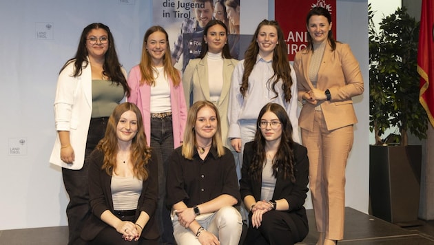 Seven of the Tyrolean state winners with Youth Councilor Astrid Mair. (Bild: Die Fotografen)