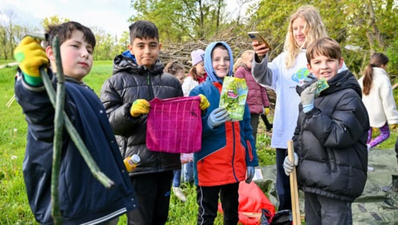 Die Schüler der Volksschule Dionyse zeigen den Müll, den sie gefunden haben. (Bild: © Harald Dostal / 2024)