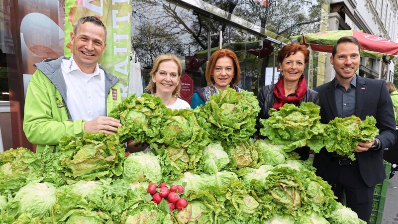 Johanna Maier mit Simone Schmiedtbauer (ÖVP), Maria Pein und Koch Walter Hintner. (Bild: Christian Jauschowetz)