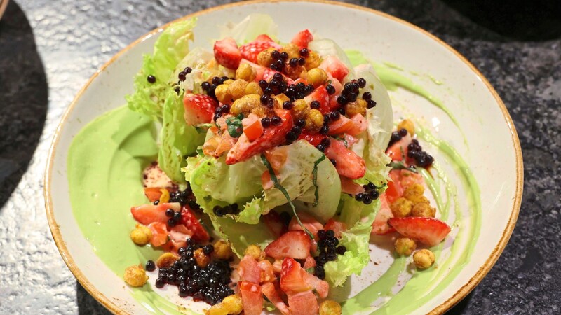 Grazer Krauthäuptel mariniert mit Erdbeer-Paradeiser-Vinaigrette. (Bild: Christian Jauschowetz)