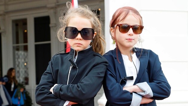 Két "Cobra-lány" szigorúan figyelő tekintetével a bécsi Hofburgban tett látogatásuk alatt. (Bild: Groh Klemens)