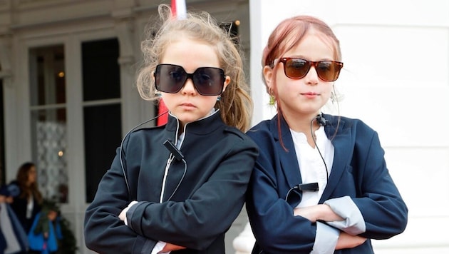 Zwei „Cobra-Girls“ mit strengem Überwachungsblick bei ihrem Besuch in der Hofburg in Wien (Bild: Groh Klemens)