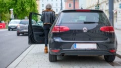 In diesem VW-Golf fuhr Karin Schütz nach Spanien. Vor Barcelona wurde die 66-Jährige Opfer von Kriminellen, die ihr Auto anhielten. (Bild: Horst Einöder/Flashpictures)