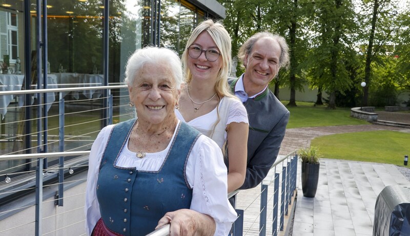 Die Muhreralm-Leute: Maria Gruber mit Enkelin Sophia und Andreas Jäger. (Bild: Tschepp Markus)