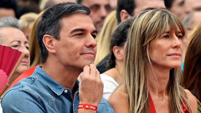 Sanchez und seine Ehefrau Begoña Gomez (Bild: AFP/APA/JAVIER SORIANO)