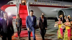 Regierungschef Pedro Sánchez (m., beim G20-Gipfel in Bali 2022) lässt sein Amt ruhen, weil gegen seine Frau (2. v. l.) wegen Korruption ermittelt wird. (Bild: AFP/APA/AJENG DINAR ULFIANA)