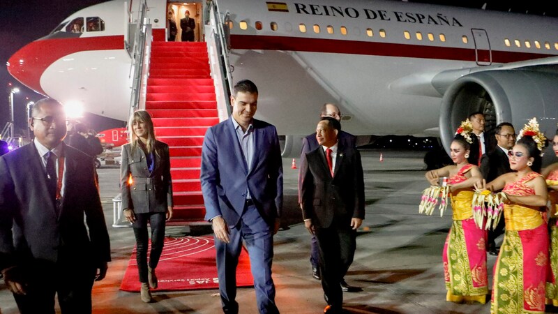 Regierungschef Pedro Sánchez (m., beim G20-Gipfel in Bali 2022) lässt sein Amt ruhen, weil gegen seine Frau (2. v. l.) wegen Korruption ermittelt wird. (Bild: AFP/APA/AJENG DINAR ULFIANA)