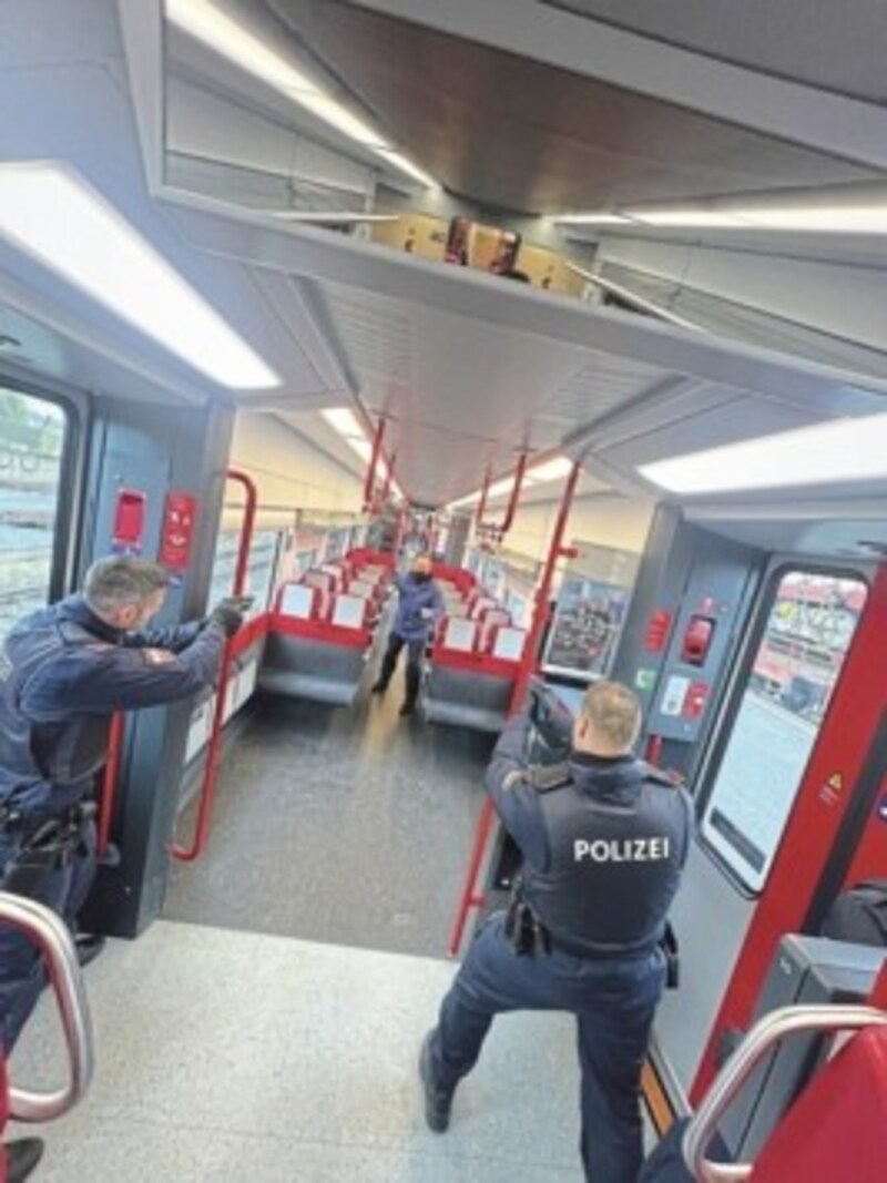 „Polizei! Waffe fallen lassen und auf den Boden legen!“ – am Donnerstag übten 20 Polizeianwärter der Schnellen Interventionsgruppe im Rahmen ihrer Grundausbildung am ÖBB-Bahnhof in Villach den Ernstfall in einem Zugabteil. (Bild: Klaus Loibnegger)