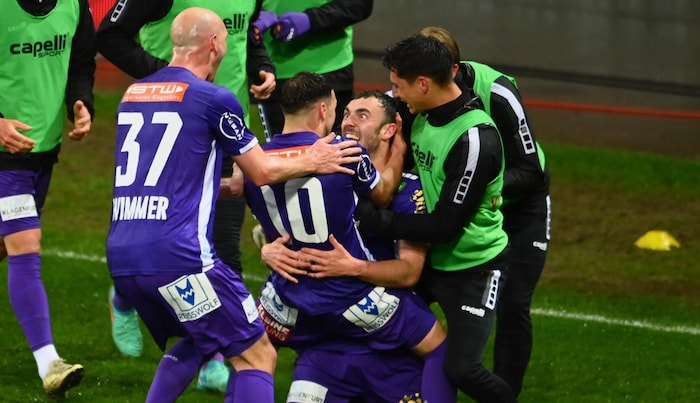 Ekstase pur! Irving wurde gegen Salzburg von seinen Klagenfurt-Kollegen gefeiert.